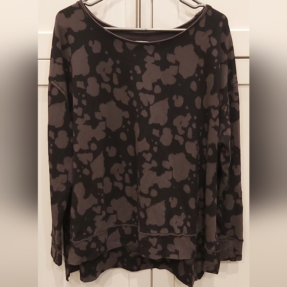 Rachel Hollis abstract pullover top